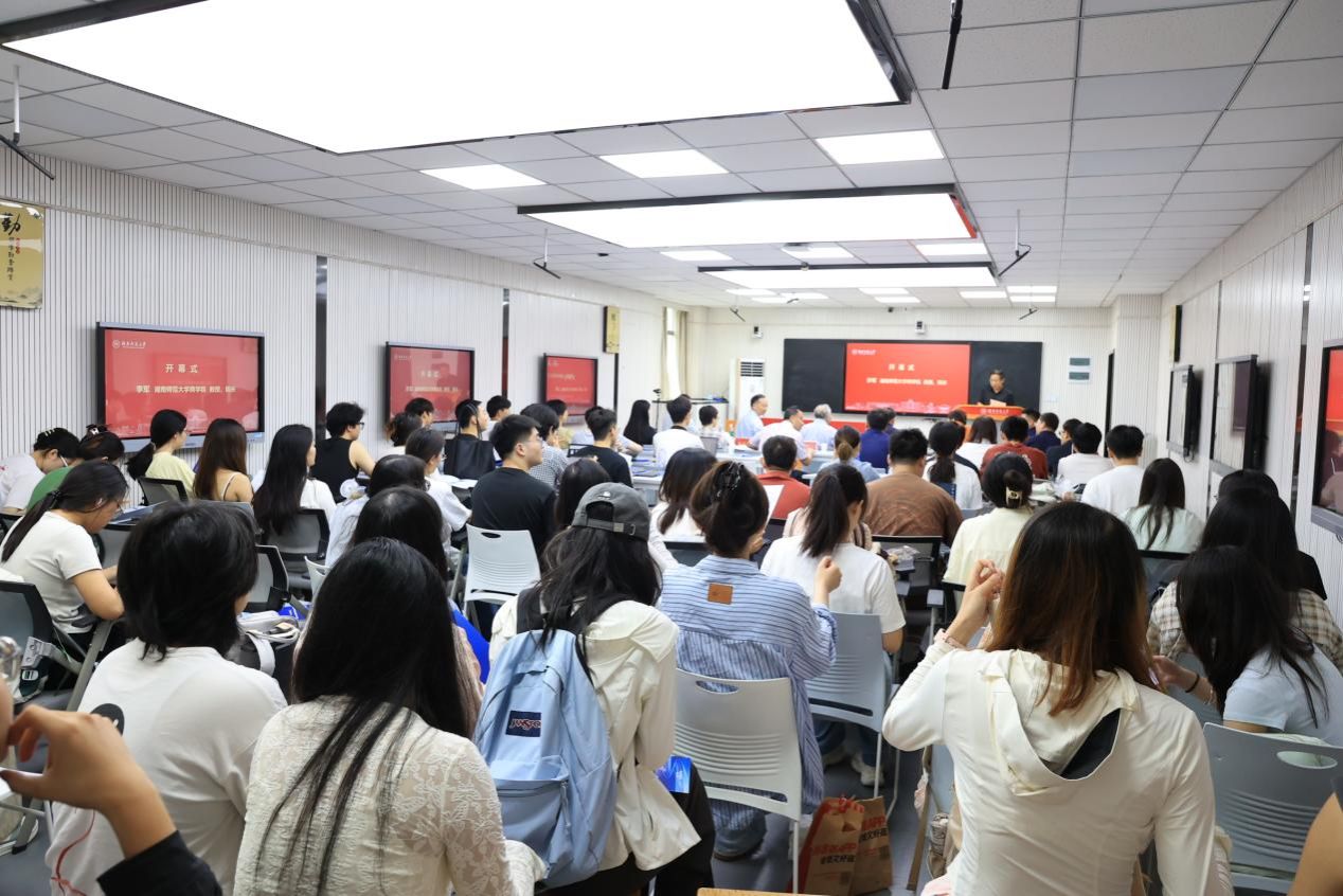 “大数据大模型时代的经济建模与金融研究”专题研讨会在我校举行(图1)